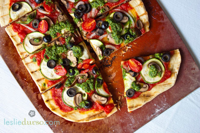 http://lesliedurso.com/2013/09/vegan-grilled-vegetable-pesto-pizza/